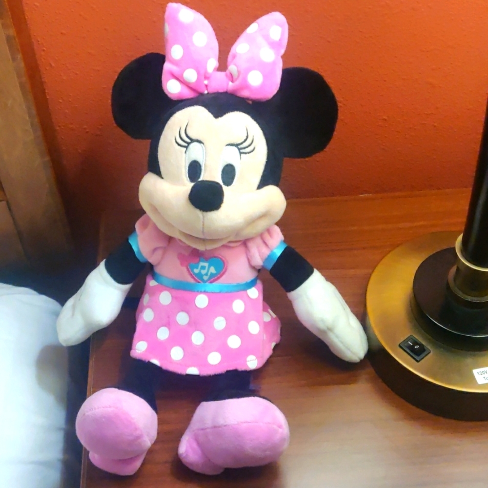 Disney Junior Mickey Mouse Clubhouse Singing Fun Minnie Mouse Plush